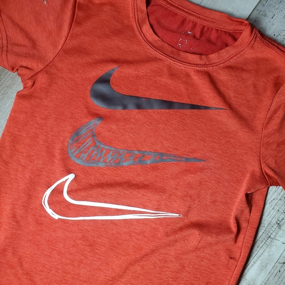 Nike Dri-Fit Boys Red and Black Swoosh Logo Graphic Tee Size 18m - Picture 3 of 9